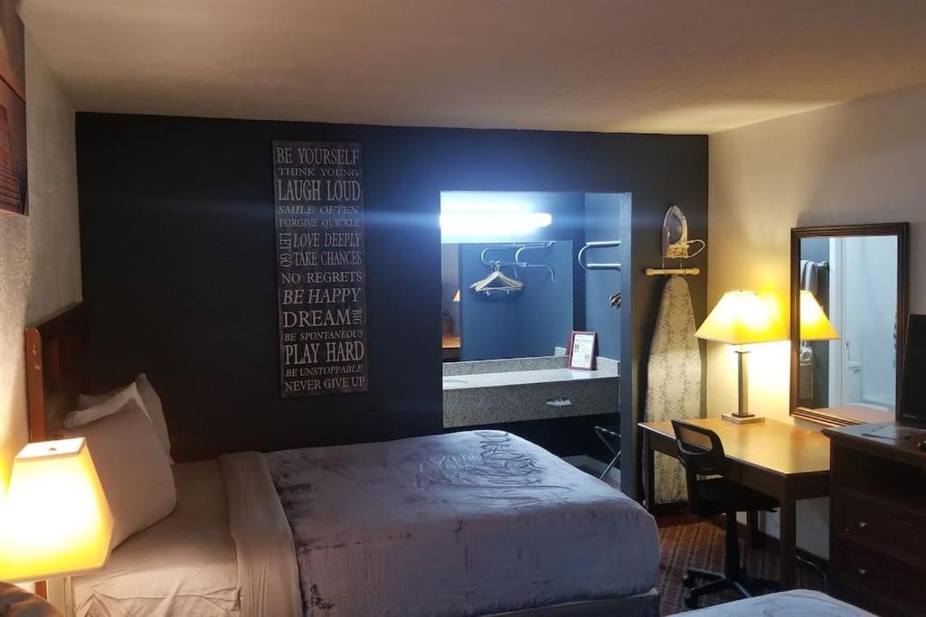 Osu King Bed Hotel Room 109 Wi-Fi Booking 스틸워트 외부 사진