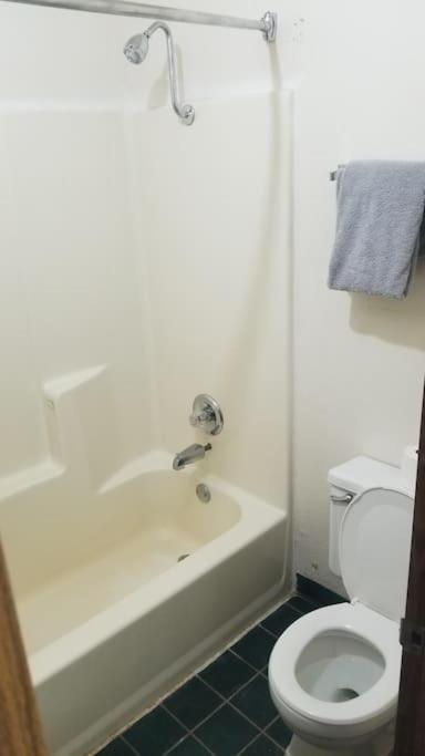 Osu King Bed Hotel Room 109 Wi-Fi Booking 스틸워트 외부 사진