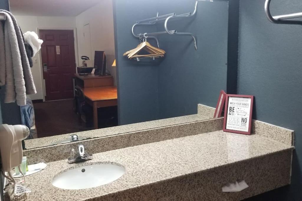 Osu King Bed Hotel Room 109 Wi-Fi Booking 스틸워트 외부 사진